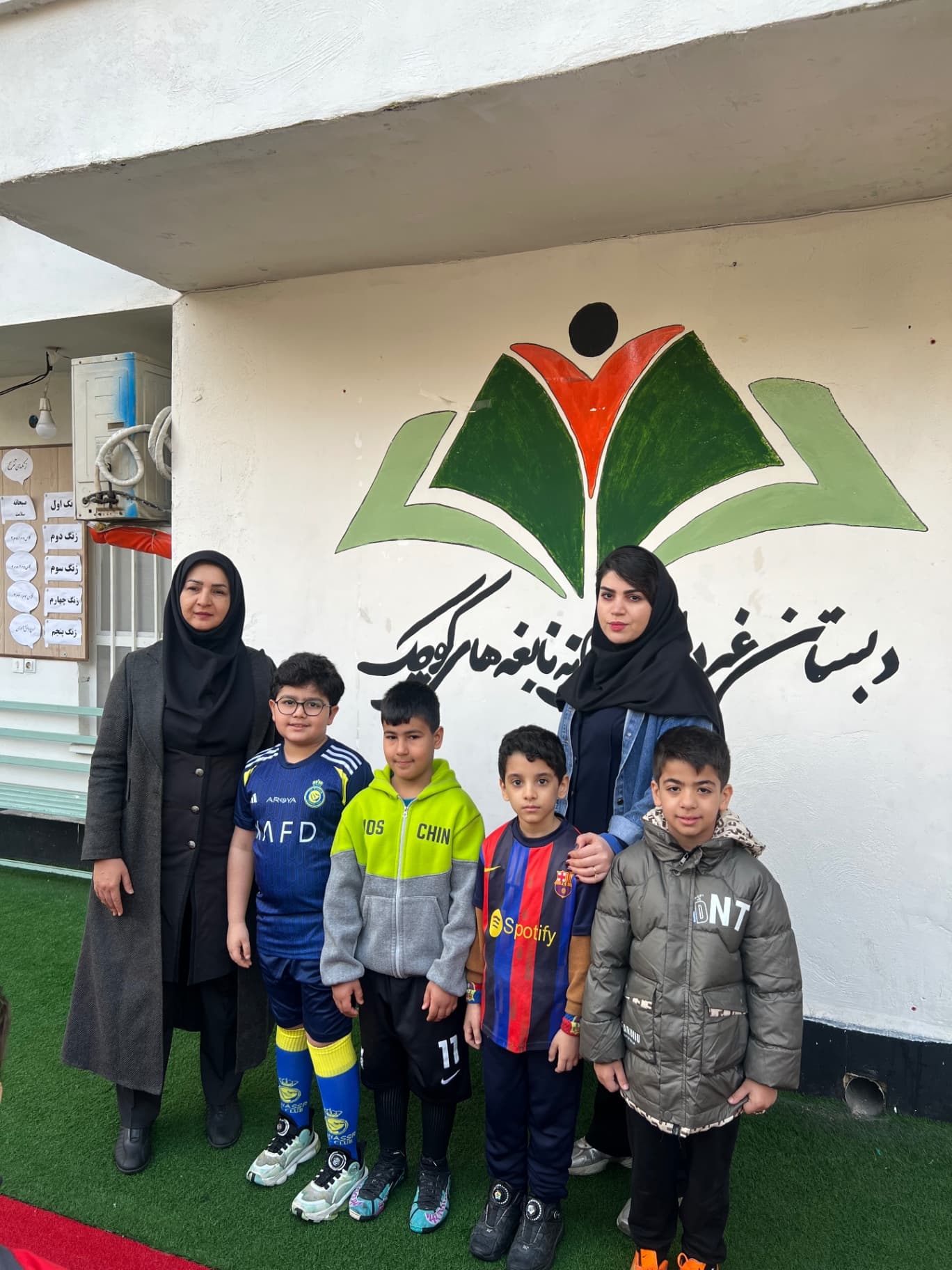 تشویق دانش آموزان برتر درسی و اخلاقی هفته